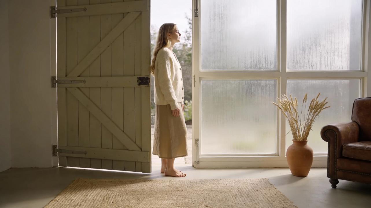 Is Moru Glass Over? "Oil Sand Glass" Barn Doors Are the 2026 Trend